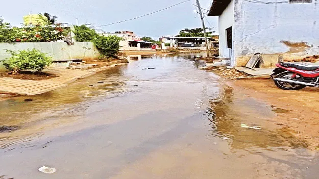 చెరువు నీరు వృథా