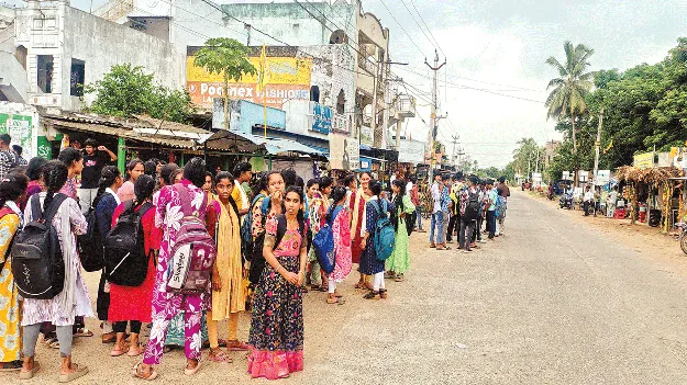 బస్‌షెల్టర్‌ లేక.. రోడ్డుపై నిరీక్షణ 
