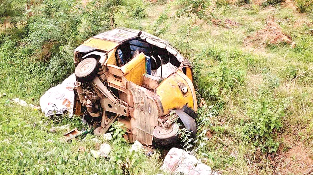  జనంపైకి దూసుకెళ్లిన వ్యాన్‌