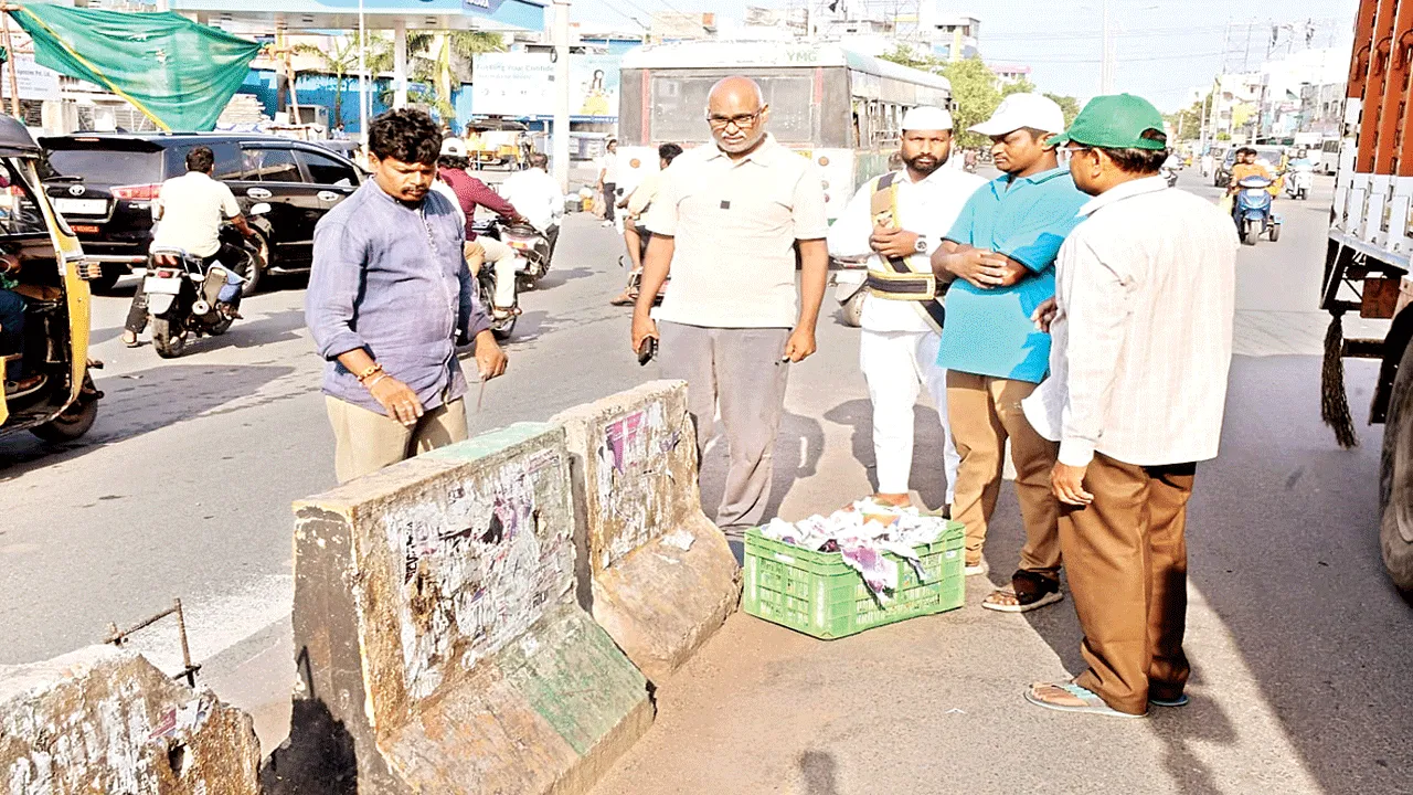 బ్యానర్లు, పోస్టర్లు అతికిస్తే కఠిన చర్యలు