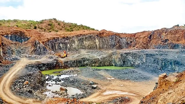    కంకరగా మారుతున్న కొండలు
