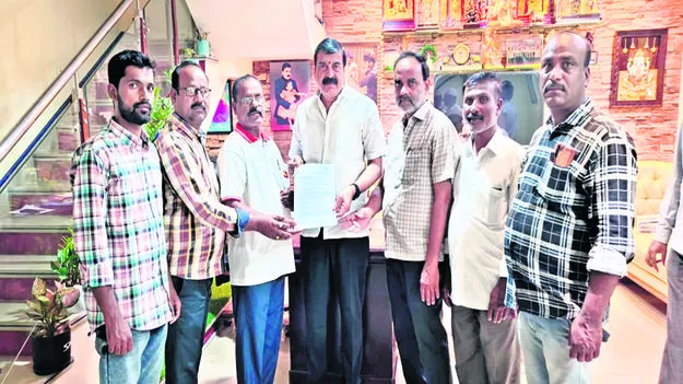 తపాలా సేవలను మరింత బలోపేతం చేయాలి 