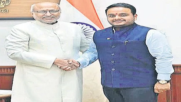 ఎంపీగా విజయ్‌ ప్రమాణస్వీకారం