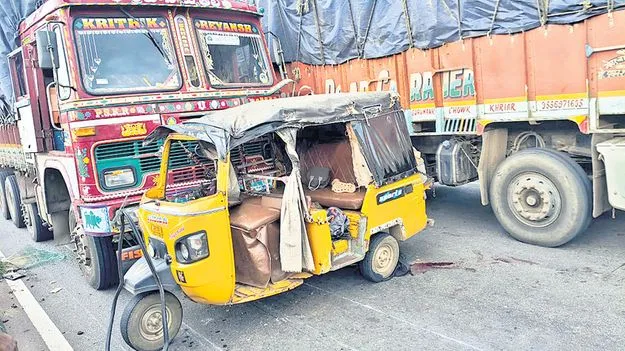 స్కూల్‌ ఆటోను ఢీకొన్న లారీ