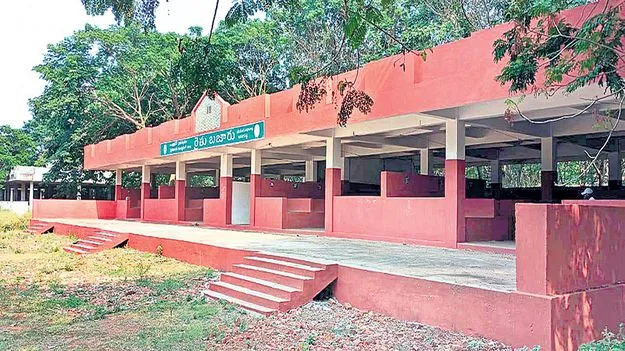 ఎట్టకేలకు అందుబాటులోకి రైతుబజారు