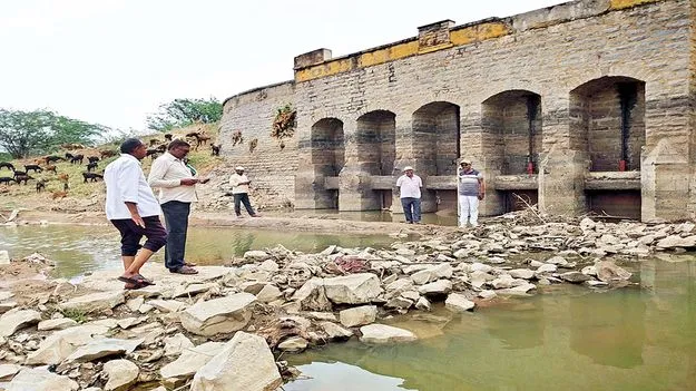 గేట్ల మరమ్మతులకు రూ.18.30 లక్షలు 