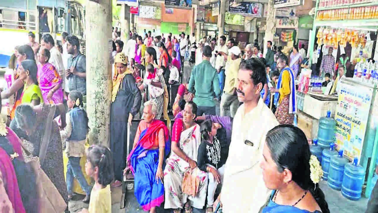 BUS STAND: బస్టాండ్‌లో వసతులు కరువు