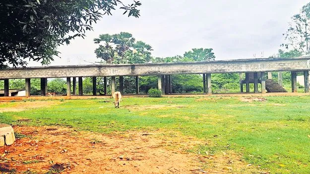 అసంపూర్తి నిర్మాణాలకు మోక్షమెన్నడో?
