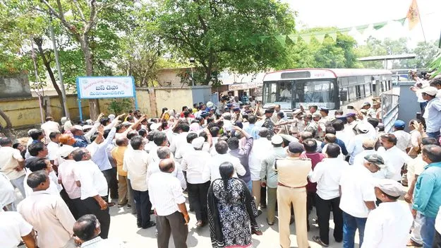  కొన.. సాగిన సమ్మె