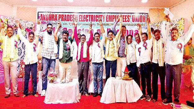  లైన్‌మెన్‌ పోస్టులు భర్తీ చేయాలి