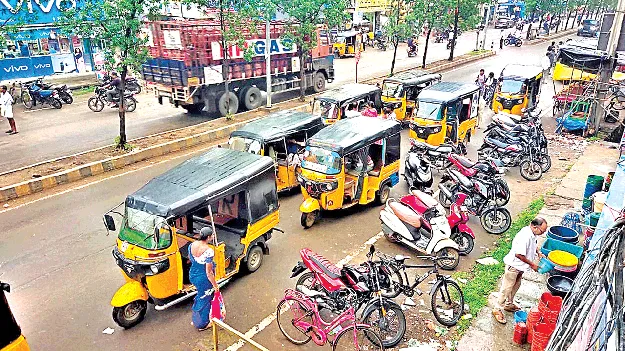 ఆక్రమించి.. అద్దెలకిస్తూ