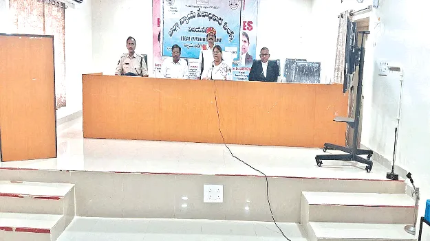 Parents should act responsibly. తల్లిదండ్రులు బాధ్యతగా వ్యవహరించాలి 