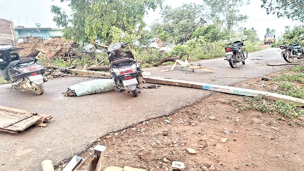  కూలుతున్నాయ్‌!