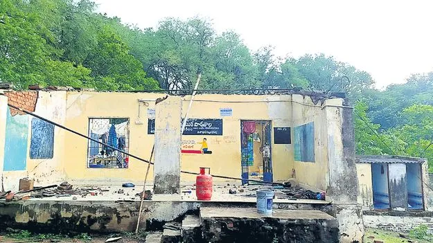 అనంతగిరిలో ఈదురుగాలుల బీభత్సం