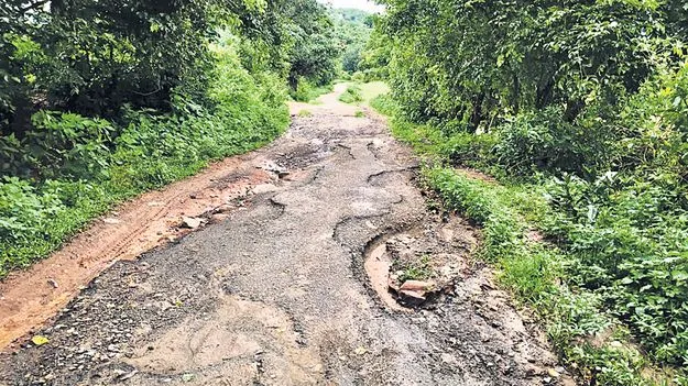 మూడు రోడ్లకు మోక్షమెన్నడో?