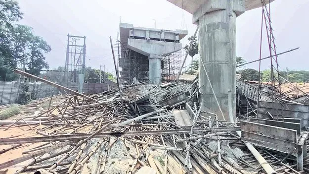 ఏళ్లుగా సాగి... కుప్పకూలి! 