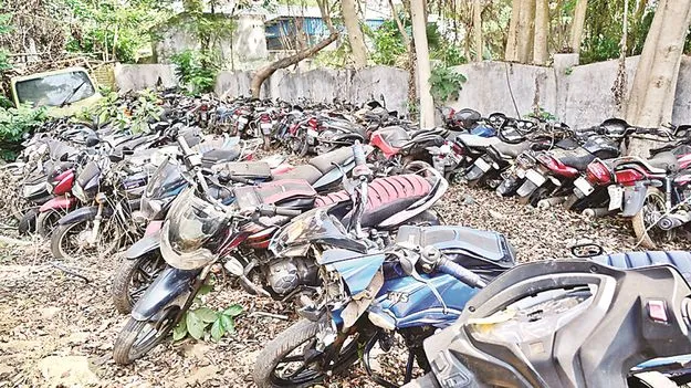 తుప్పుపడుతున్న వాహనాలు