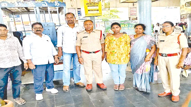 తల్లి చెంతకు కుమార్తెను చేర్చిన పోలీసులు