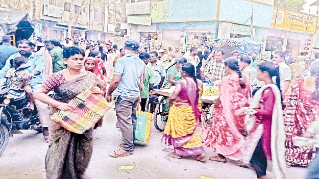 రోడ్లపై సంత.. 