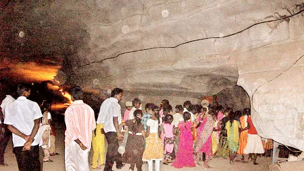 బెలుం గుహలకు సందర్శకుల తాకిడి..