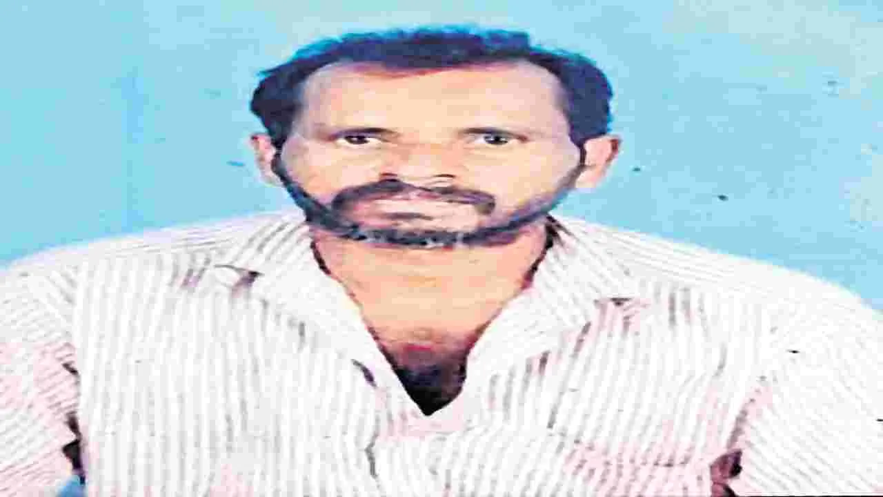 రోడ్డు ప్రమాదంలో కలాసీ మృతి