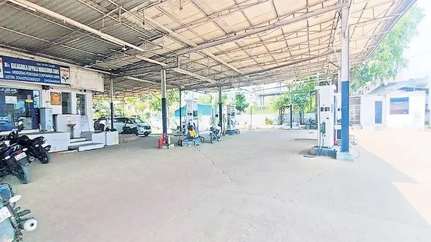 పెట్రోల్‌ బంకులపై ‘నో క్రెడిట్‌’ ఎఫెక్ట్‌