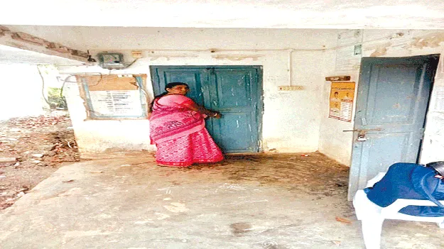 సచివాలయానికి తాళం వేసి సర్పంచ్‌ నిరసన