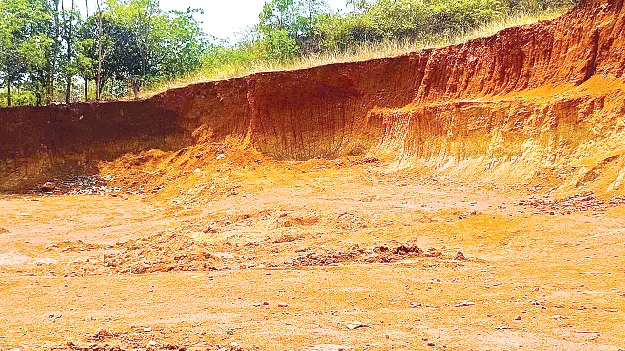 కంకర కొండను తవ్వేస్తున్నారు..