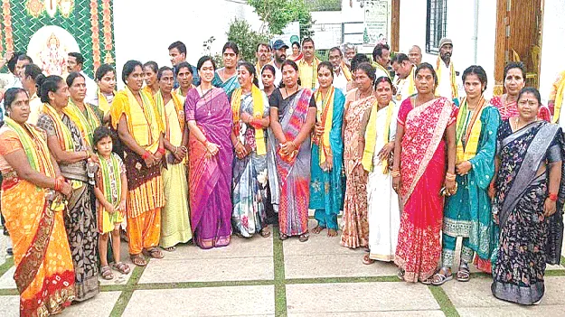 టీడీపీలోకి 300 కుటుంబాలు 