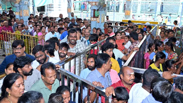 వరసిద్ధుని దర్శనానికి 4 గంటల సమయం