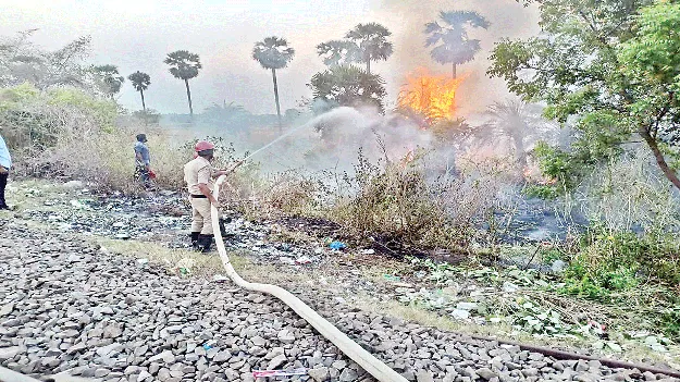 ఎగసిన మంటలు.. పూళ్లలో నిలిచిన రైళ్లు 