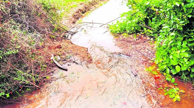 LEAKAGE: తాగునీటి సరఫరాలో అంతరాయం 