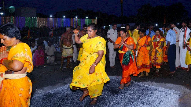 భక్తిశ్రద్ధలతో అగ్నిగుండ ప్రవేశం