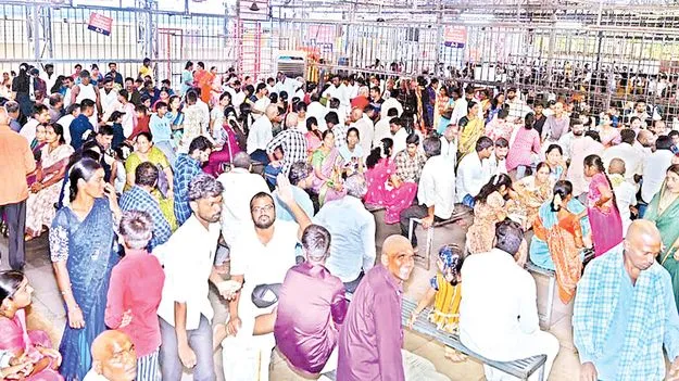 శ్రీగిరి... భక్త జనసంద్రం