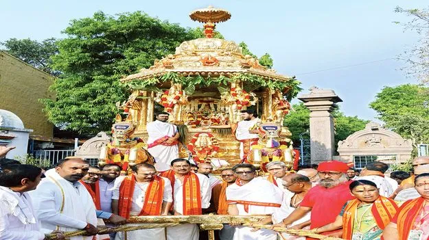 స్వర్ణ రథంపై ఆది దంపతులు