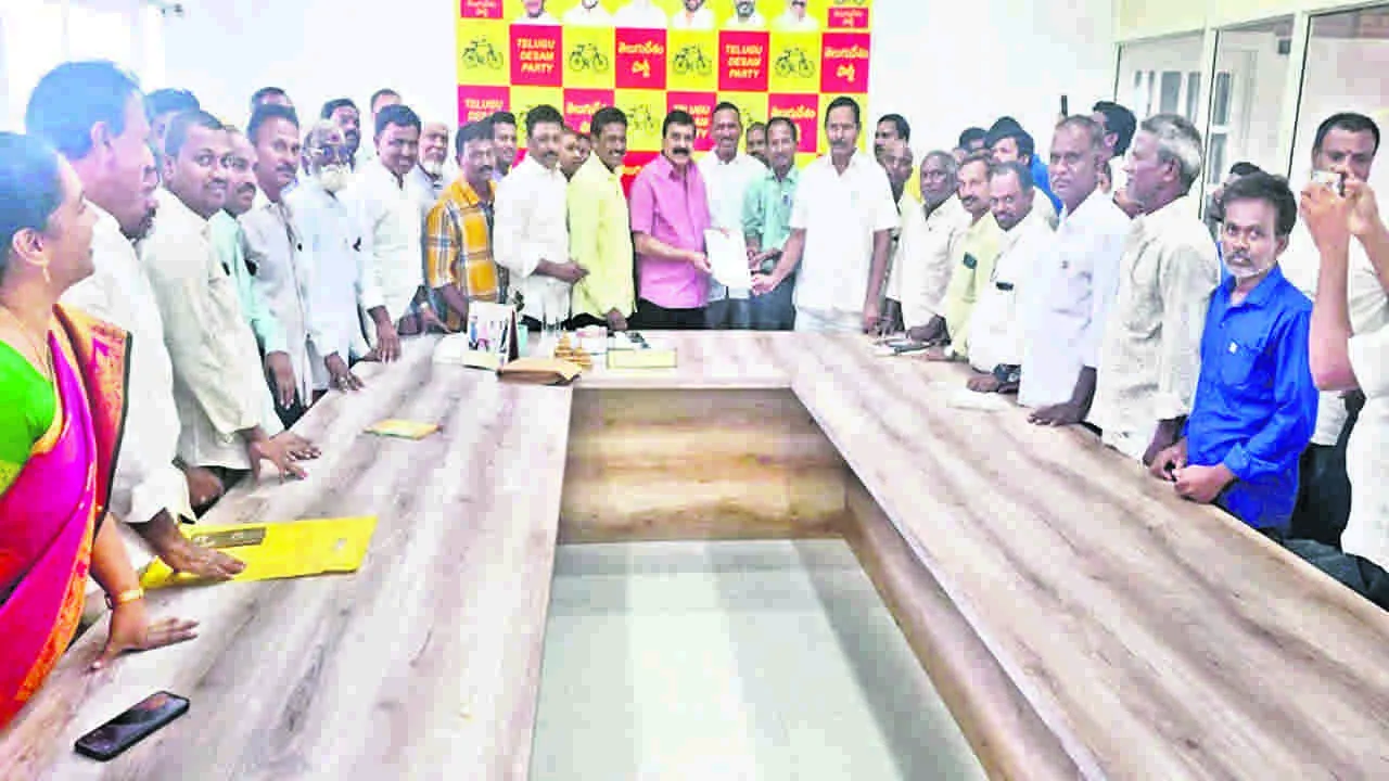 PEOPLE:  ఎక్స్‌ప్రెస్‌ రైళ్లను ఆపేలా చూడండి