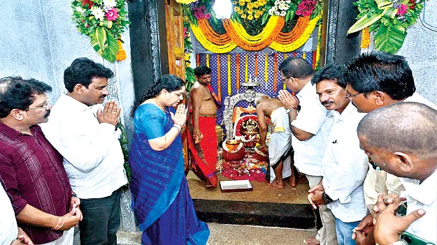 పైడిమాంబను దర్శించుకున్న ప్రముఖులు 