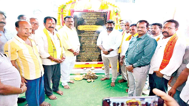 ‘రహదారుల నిర్మాణానికి ప్రాధాన్యం’