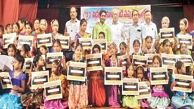  చదువుతో పాటు కళలు, క్రీడా రంగాల్లో రాణించాలి 