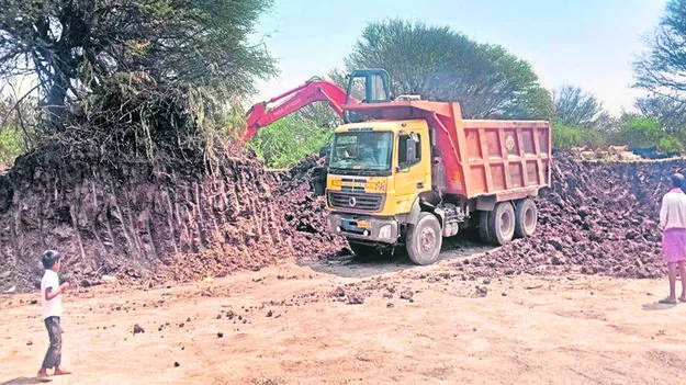 GRABBING: యథేచ్ఛగా మట్టి దోపిడీ 