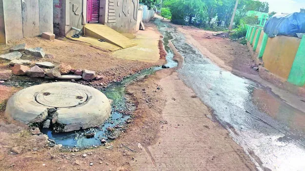 LEAKAGE: మ్యానహోల్‌ వద్ద లీకేజీ