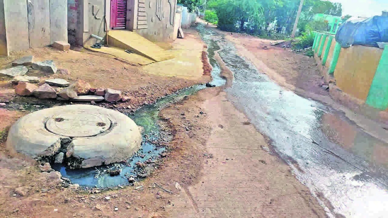 LEAKAGE: మ్యానహోల్‌ వద్ద లీకేజీ