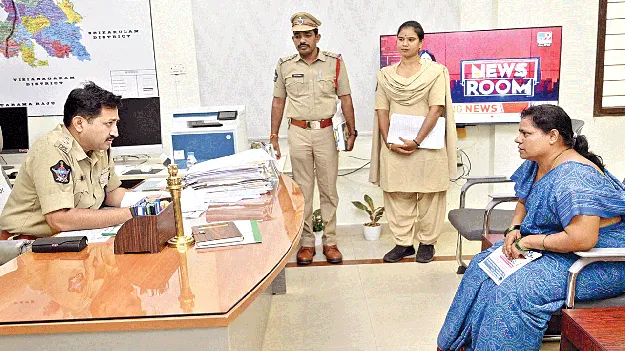 ఫిర్యాదులను  పరిష్కరించండి: ఎస్పీ
