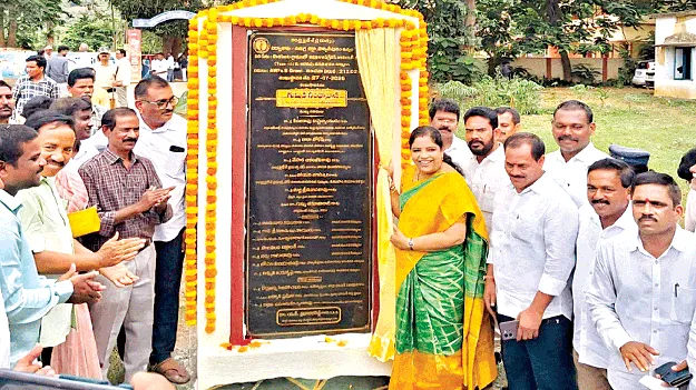 పాఠశాలల్లో వసతులకు పెద్దపీట
