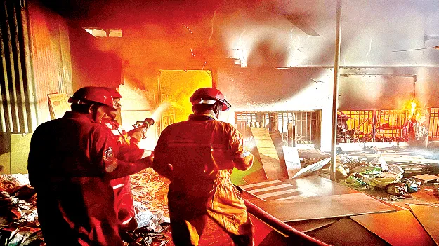 ఫర్నీచర్‌ షాప్‌లో విద్యుత్‌ షార్ట్‌ సర్క్యూట్‌ 