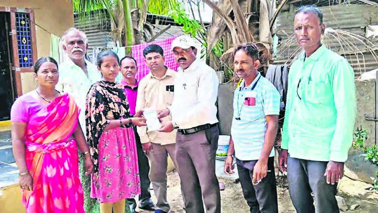 MEO: ప్రభుత్వ బడులే భవితకు బాటలు
