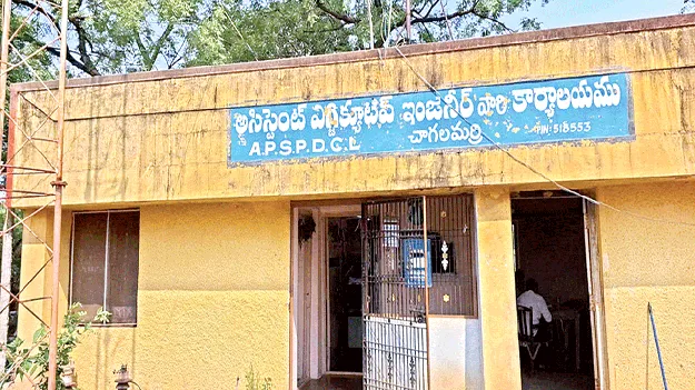 వేధిస్తున్న లైన్‌మెన్ల కొరత..