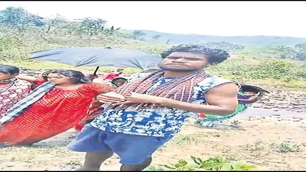 నిండు గర్భిణికి ఎన్ని కష్టాలో..