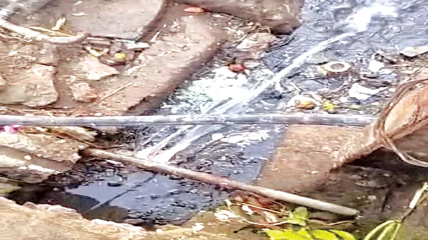 తాగునీటి పైపులైన్‌కు లీకులు