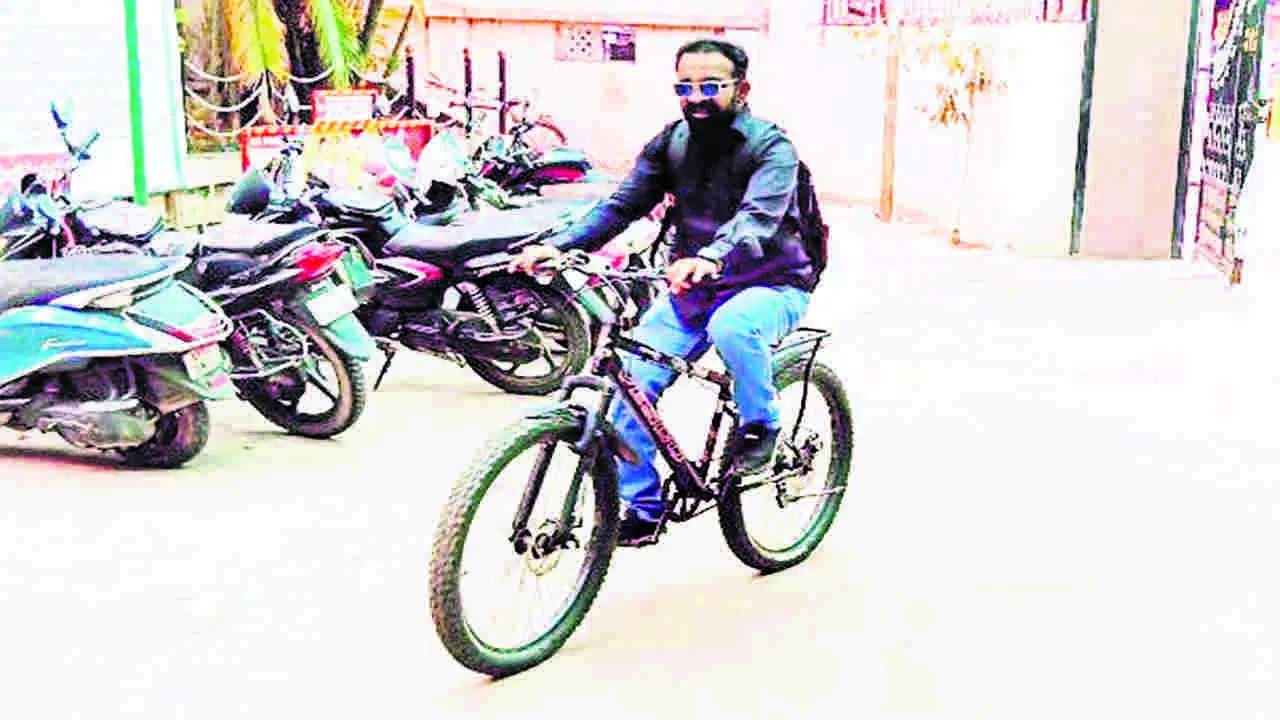 ME: సైకిల్‌పై వచ్చిన మున్సిపల్‌ ఇంజనీర్‌